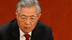 胡錦濤在北京人民大會堂中共二十大開幕式上拍手（16/10/2022）