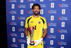 Vozinha segurando o troféu