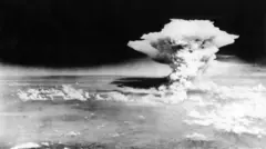 Explosão nuclear sobre Hiroshima, Japão, em 6 de agosto de 1945. Foto em preto e branco