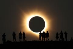 Eclipse solar total: as imagens do fenômeno que aconteceu nesta quarta-feira na Europa