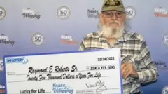 Roberts tenant son chèque.