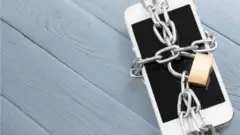 iPhone con cadenas.
