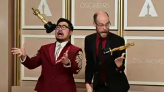 Os diretores Daniel Kwan (à esquerda) e Daniel Scheinert (à direita)