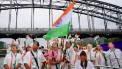 ऑलिंपिक उद्घाटन सोहळ्यात बॅडमिंटनपटू पी.व्ही.सिंधूनं भारतीय पथकाचं नेतृत्व केलं.