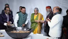 অর্থ মন্ত্রকের কর্মীদের হালুয়া খাওয়াচ্ছেন অর্থমন্ত্রী নির্মলা সীতারামন