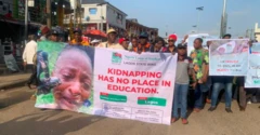 Cheta na ndị ojiegbe wakporo ụlọakwụkwọ abụọ dị n'obodo Ahoro-Esinle n'ụtụtụ Fraịde 15 Mee 2026, gbuo otu onye nkụzi ma tọrọ ọtụtụ ụmụakwụkwọ.