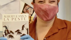 Un libraire avec un exemplaire de La Peste en Italie