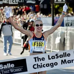 Paula Radcliffe cruzando la meta de la maratón de Chicago de 2002
