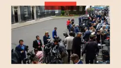 Miembros de los medios de comunicación informan desde las afueras del número 10 de Downing Street en Londres, Reino Unido.