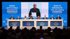DEM Parti üyeleri —sağdan sola— avukat Faik Özgür Erol, eski Mardin Belediye Başkanı Ahmet Türk, eski siyasi mahkûm Veysi Aktaş, DEM Partisi Milletvekili Pervin Buldan, DEM Partisi Eş Genel Başkanı Tülay Hatimoğulları, DEM Partisi Eş Genel Başkanı Tuncer Bakırhan, DEM Partisi Milletvekili Mithat Sancar ve DEM Partisi Milletvekili Cengiz Çiçek, 27 Şubat 2026'da Ankara'da düzenlenen bir basın toplantısına katılıyor.