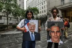 Um grupo de manifestantes exibe cartazes de Jeffrey Epstein e do presidente Donald Trump em frente ao tribunal federal