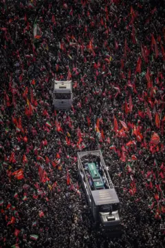 похороны верховного лидера в Тегеране, тысячи людей на улицах. 