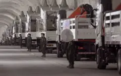 Frota de caminhões com mísseis prontos para o lançamento