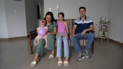 Família com um dos seus integrantes com síndrome de Laron, moradora de Piñas, no Equador