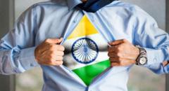  အမျိုးသားတစ်ဦးဝတ်ထားတဲ့ ရှပ်အင်္ကျီကြားက  အိန္ဒိယအလံ