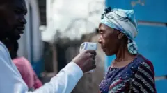 Umugore upimwa ubushyuhe bwu mubiri