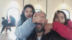 Burak İnal'ın yangında ölen kızları Ela ve Dila ile çekildiği fotoğraf. Üçünün de güldüğü fotoğrafta kızları elleriyle Burak İnal'ın gözlerini kapatıyor.