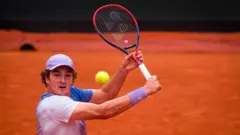O tenista brasileiro João Fonseca durante partida no Aberto da França de 2025 em Roland Garros, em 31 de maio de 2025 em Paris, França.