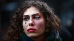 إحدى المشاركات في " مسيرة الليلة النسوية"، اسطنبول تركيا