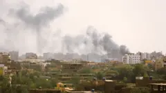 دخان يتصاعد فوق المباني خلال اشتباكات بين القوات المسلحة السوادنية وقوات الدعم السريع في الخرطوم