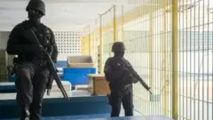 ब्राज़ील की एक जेल में सुरक्षाकर्मी