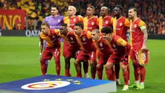 Galatasaray takımı Liverpool maçı öncesi toplu fotoğraf çektiriyor.