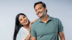 सह-अनुभूती म्हणजे 'महिलांचा गुण' आणि खंबीरपणा म्हणजे 'पुरुषांचं लक्षण'...असं आपण बराच काळ मानत आलो आहोत. पण नवीन संशोधन सांगतंय की हा केवळ जैविक फरक नाही; आपल्या संस्कारांनी, अपेक्षांनी आणि समाजाने तयार केलेला साचा आहे. हार्मोन्सपासून जनुकांपर्यंत आणि लहानपणीच्या शिकवणीतून नेतृत्वापर्यंत सह-अनुभूती खरंच कोणाची? हा लेख सह-अनुभूतीवरील लिंगभेदांच्या मिथकांना वैज्ञानिक पुराव्यांसह नव्यानं उलगडतो.