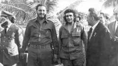 Da esquerda para a direita, Fidel Castro, Ernesto "Che" Guevara e Anastas Mikoyan, durante a visita deste último à capital de Cuba, Havana