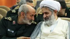 محمد کاظمی (چپ) رییس سابق سازمان حفاظت اطلاعات سپاه پاسداران روز دوم تیر ۱۴۰۱ به جای حسین طائب (راست) به ریاست سازمان اطلاعات سپاه پاسداران منصوب شده است