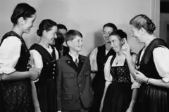 Johannes, los integrantes más jóvenes de la familia, junto a su madre y sus hermanas en Londres en 1950.