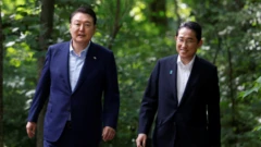 El presidente de Corea del Sur, Yoon Suk Yeol, y el primer ministro de Japón, Fumio Kishida.