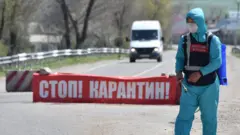 Волонтер в защитной одежде на КПП