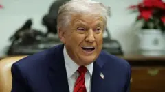 دونالد ترامپ در حال خندیدن