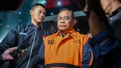  Sudewo berjalan meninggalkan Gedung KPK Merah Putih usai pemeriksaan di Jakarta, Selasa (20/1/2026). 