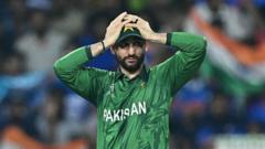 கேப்டன் அகாவின் முடிவுகளை சாடும் பாகிஸ்தான் முன்னாள் வீரர்கள் - இந்தியா பற்றி கூறியது என்ன?