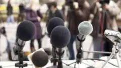 Wanahabari nchini uganda wameondoka kutoka mkutano na wanahabari uliyokuwa umeitishwa na jeshi nchini humo.