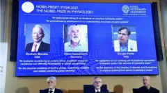 Trio de cientistas foi anunciado como vencedor de Prêmio Nobel de Física deste ano em coletiva de imprensa em Estocolmo, na Suécia