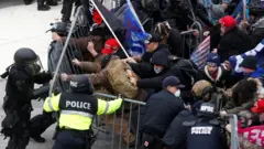 Una muchedumbre se agolpa contra las fuerzas de seguridad en las inmediaciones del Capitolio en Washington