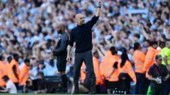 غوارديولا يحتفل مع الجماهير بالفوز باللقب أمام ويستهام