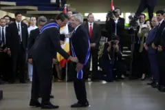 Bolsonaro põe faixa em Augusto Heleno