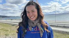 Mulher sorrindo para a câmera