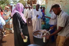 متطوعون يوزعون طعاما على سكان ونازحين في أم درمان في السودان