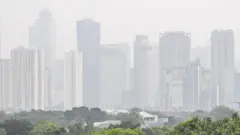 Suasana gedung-gedung bertingkat yang tertutup oleh kabut polusi di Jakarta, Kamis (27/7)