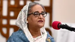 La exprimera ministra de Bangladesh dando un discurso