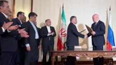 محسن پاک‌نژاد وزیر نفت ایران و سرگئی تیسیولف وزیر انرژی روسیه