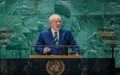 Lula durante discurso na Assembleia Geral da ONU. Ele usa terno escuro e fala em um púlpito com o emblema da ONU