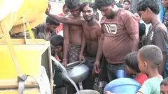 खानेपानी वितरणका लागि आएको ट्याङ्करबाट खानेपानी लैजाँदै स्थानीय बासिन्दा