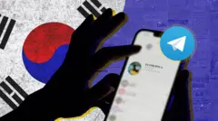 Ilustraçãocomo jogar nas maquinas caça niqueisuma mão usando o aplicativo Telegramcomo jogar nas maquinas caça niqueisum celular, com a bandeira coreana ao fundo