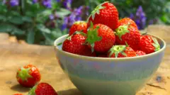 Des fraises dans un gobelet.