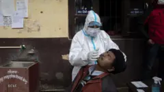कोभिड परीक्षणका लागि नमुना सङ्कलन